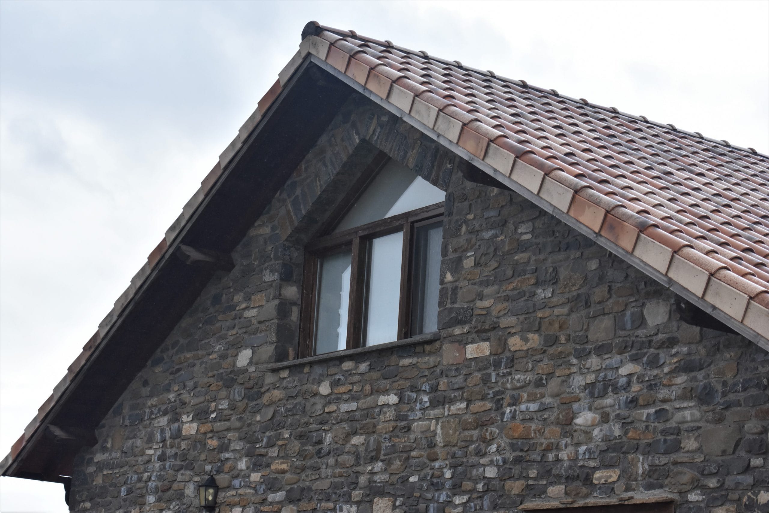tejado rústico y fachada de piedra