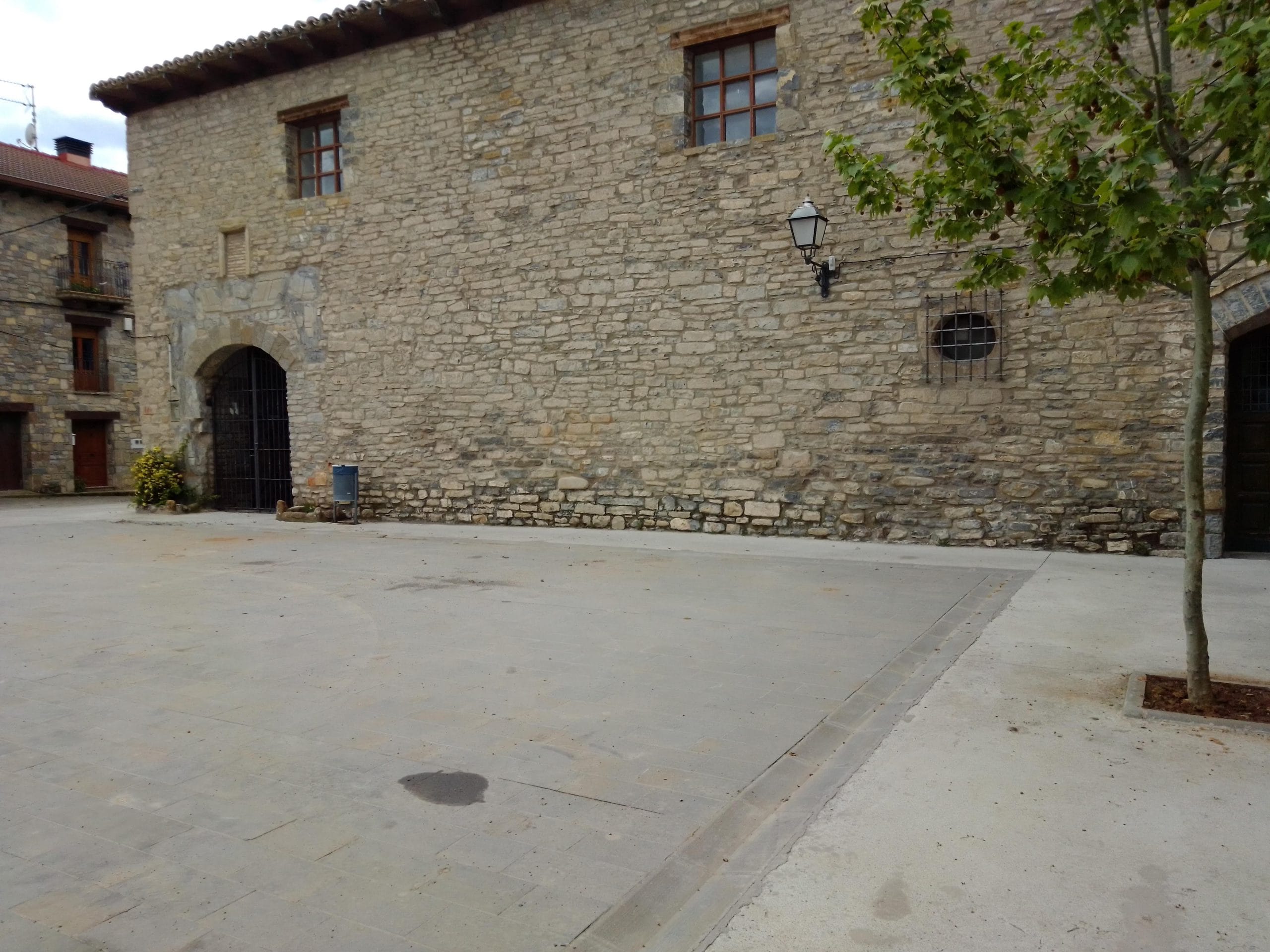 Facha rehabilitada de un palacio histórico en piedra vista en Javierregay, Jaca